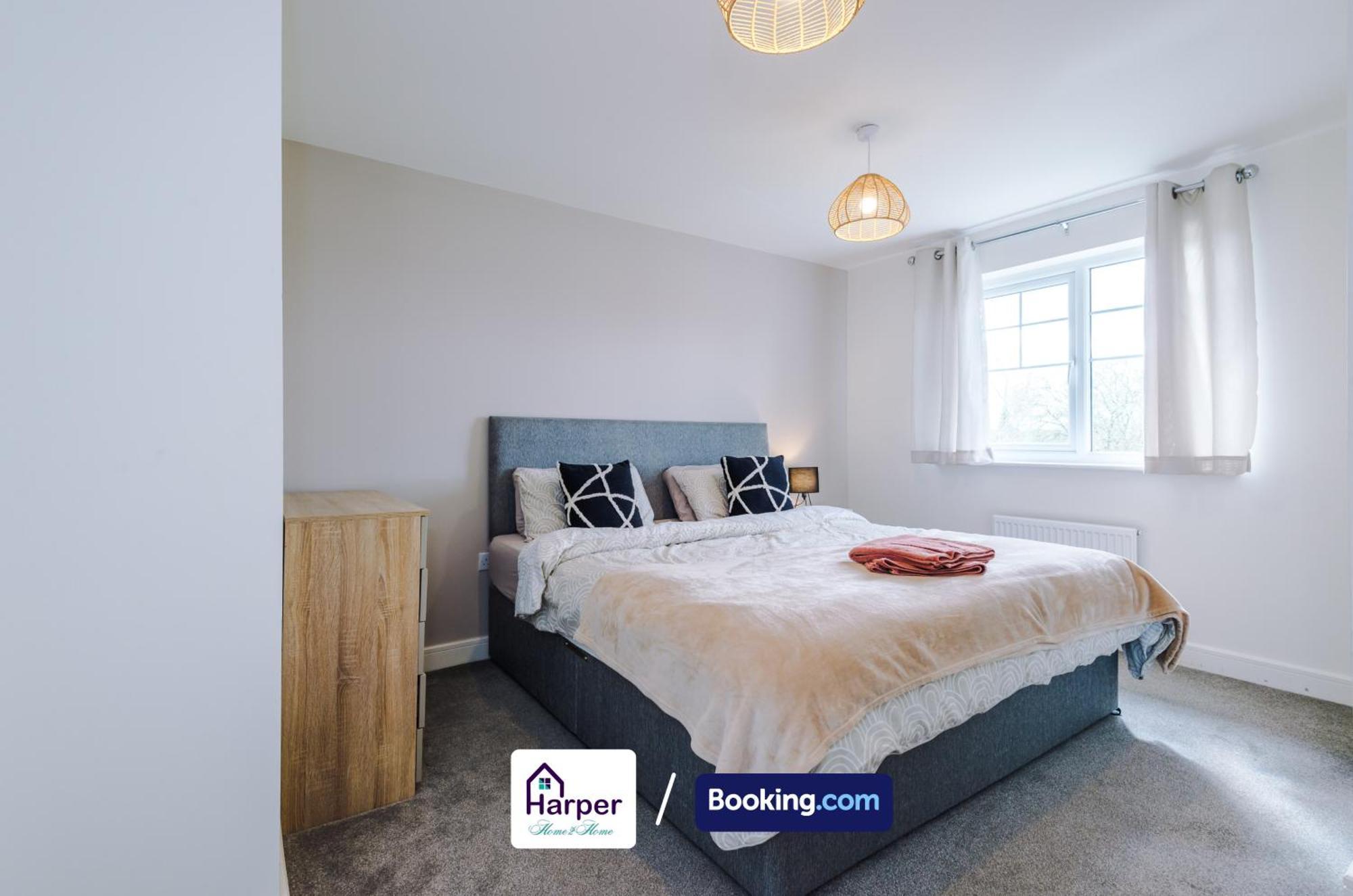 Prime Location 3 Storey By Harperletting Short Lets & Serviced Accommodation Chester With Driveway Long Or Short Stays Hough Green المظهر الخارجي الصورة