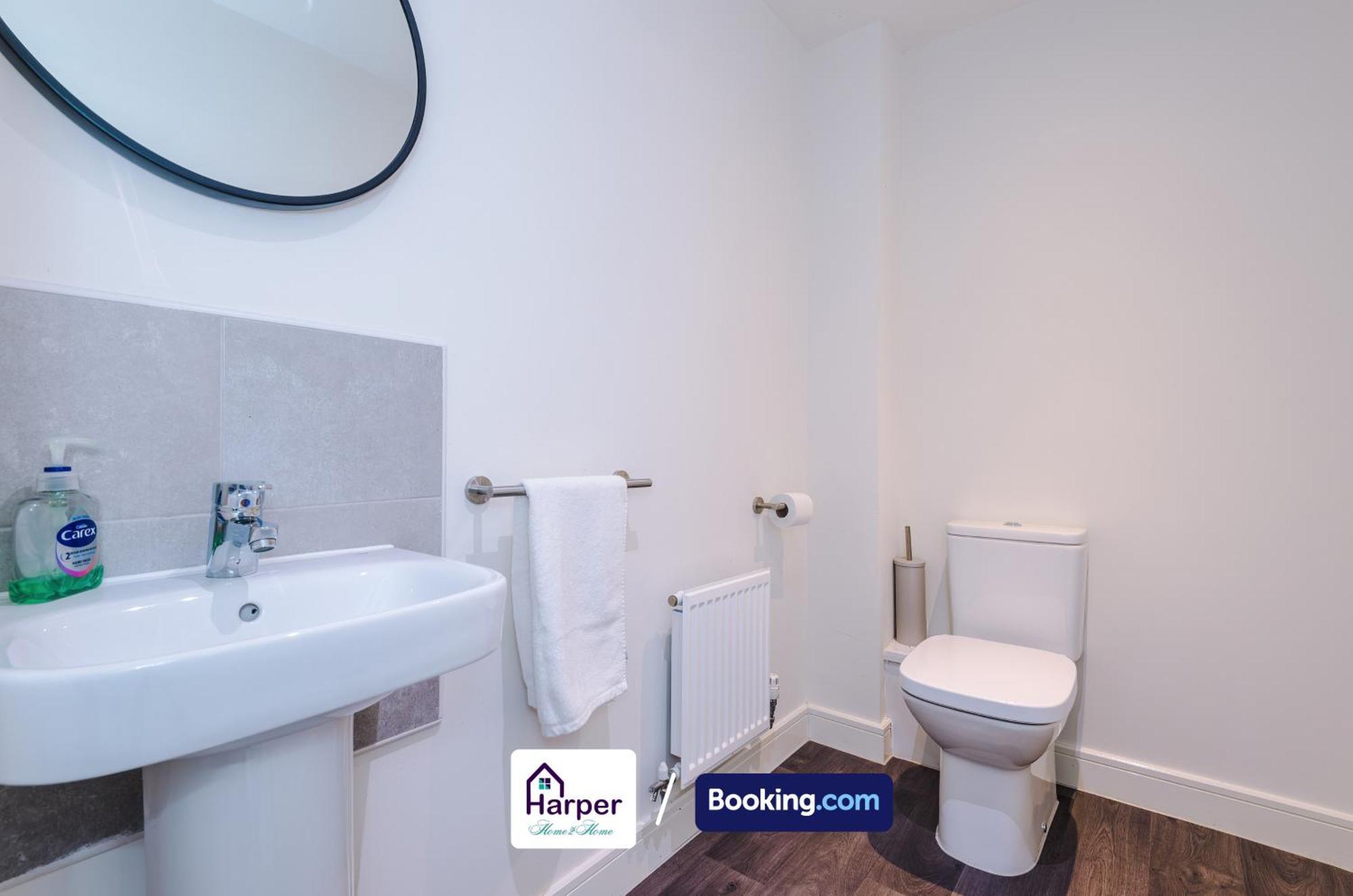 Prime Location 3 Storey By Harperletting Short Lets & Serviced Accommodation Chester With Driveway Long Or Short Stays Hough Green المظهر الخارجي الصورة