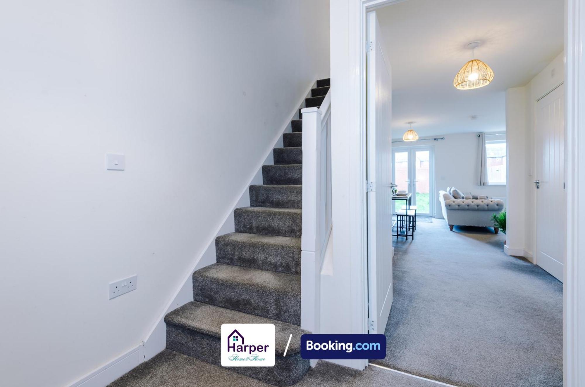 Prime Location 3 Storey By Harperletting Short Lets & Serviced Accommodation Chester With Driveway Long Or Short Stays Hough Green المظهر الخارجي الصورة
