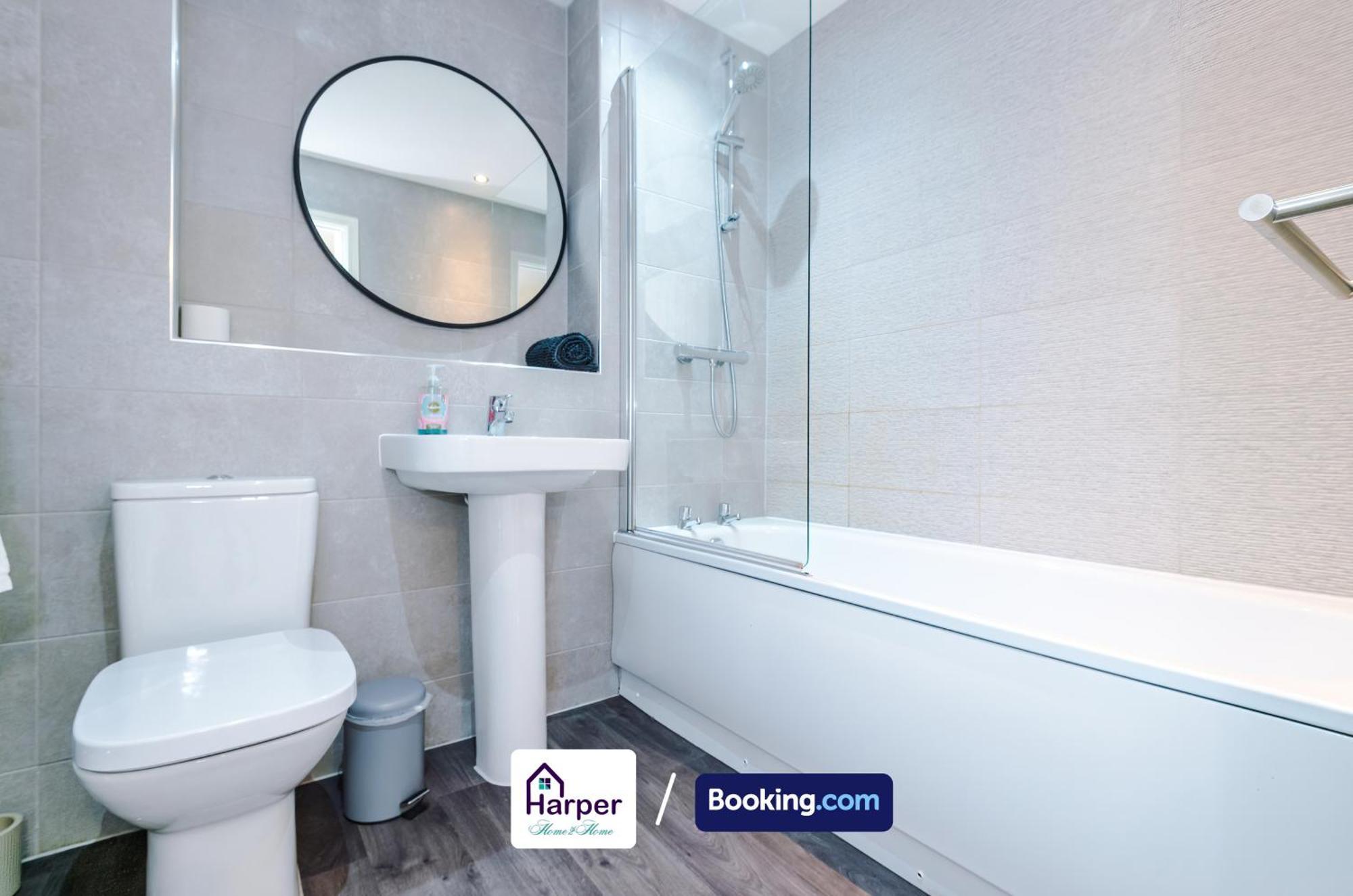 Prime Location 3 Storey By Harperletting Short Lets & Serviced Accommodation Chester With Driveway Long Or Short Stays Hough Green المظهر الخارجي الصورة