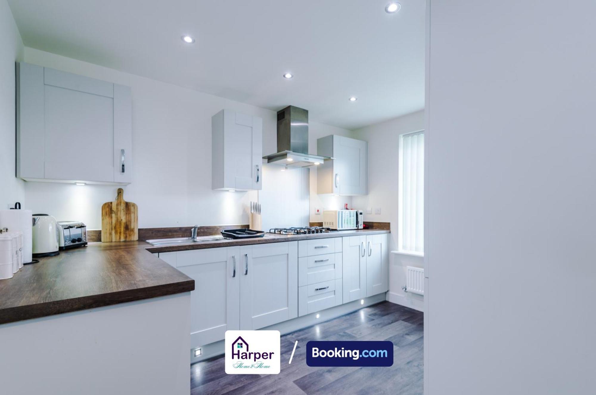Prime Location 3 Storey By Harperletting Short Lets & Serviced Accommodation Chester With Driveway Long Or Short Stays Hough Green المظهر الخارجي الصورة
