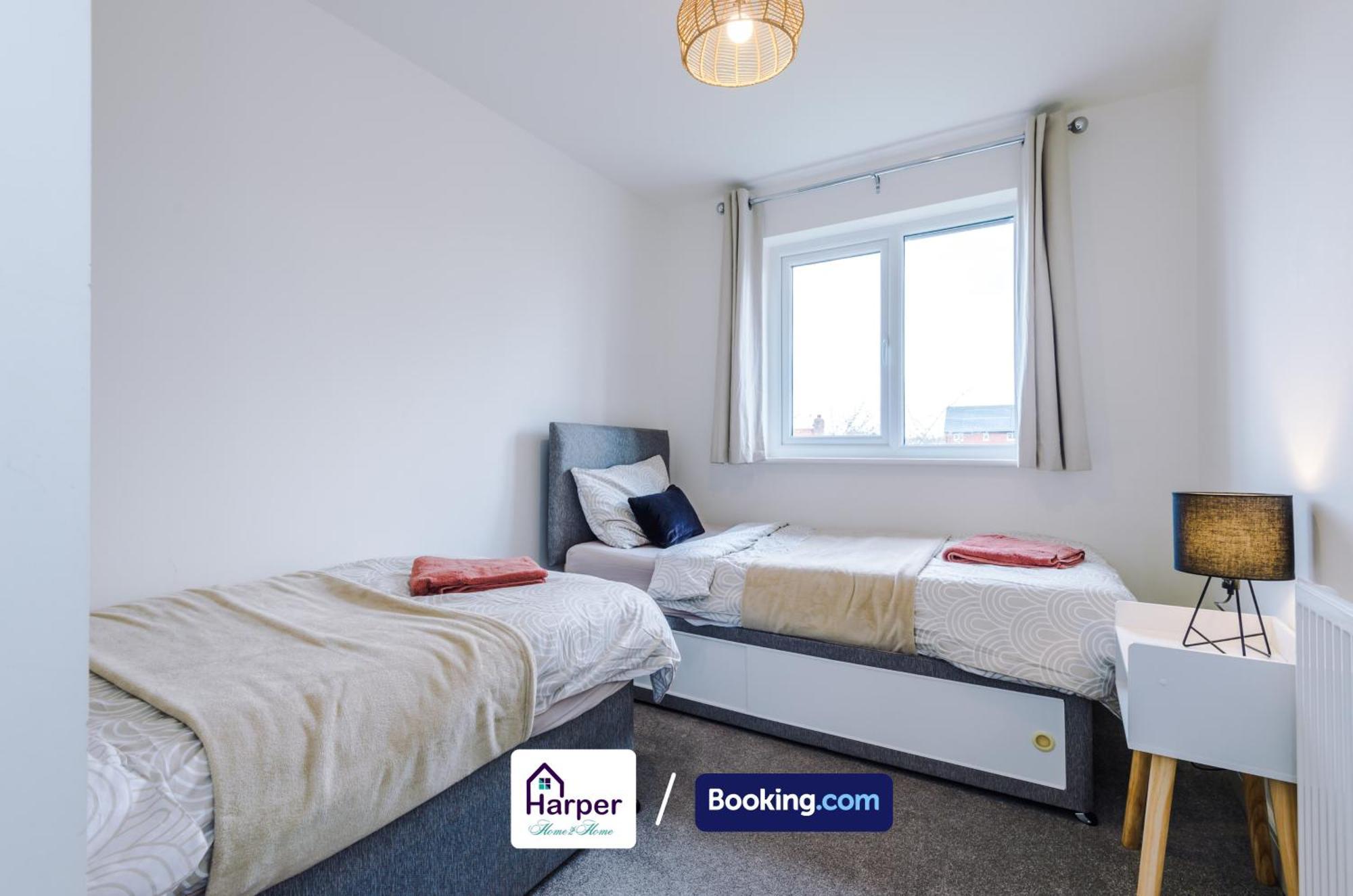 Prime Location 3 Storey By Harperletting Short Lets & Serviced Accommodation Chester With Driveway Long Or Short Stays Hough Green المظهر الخارجي الصورة