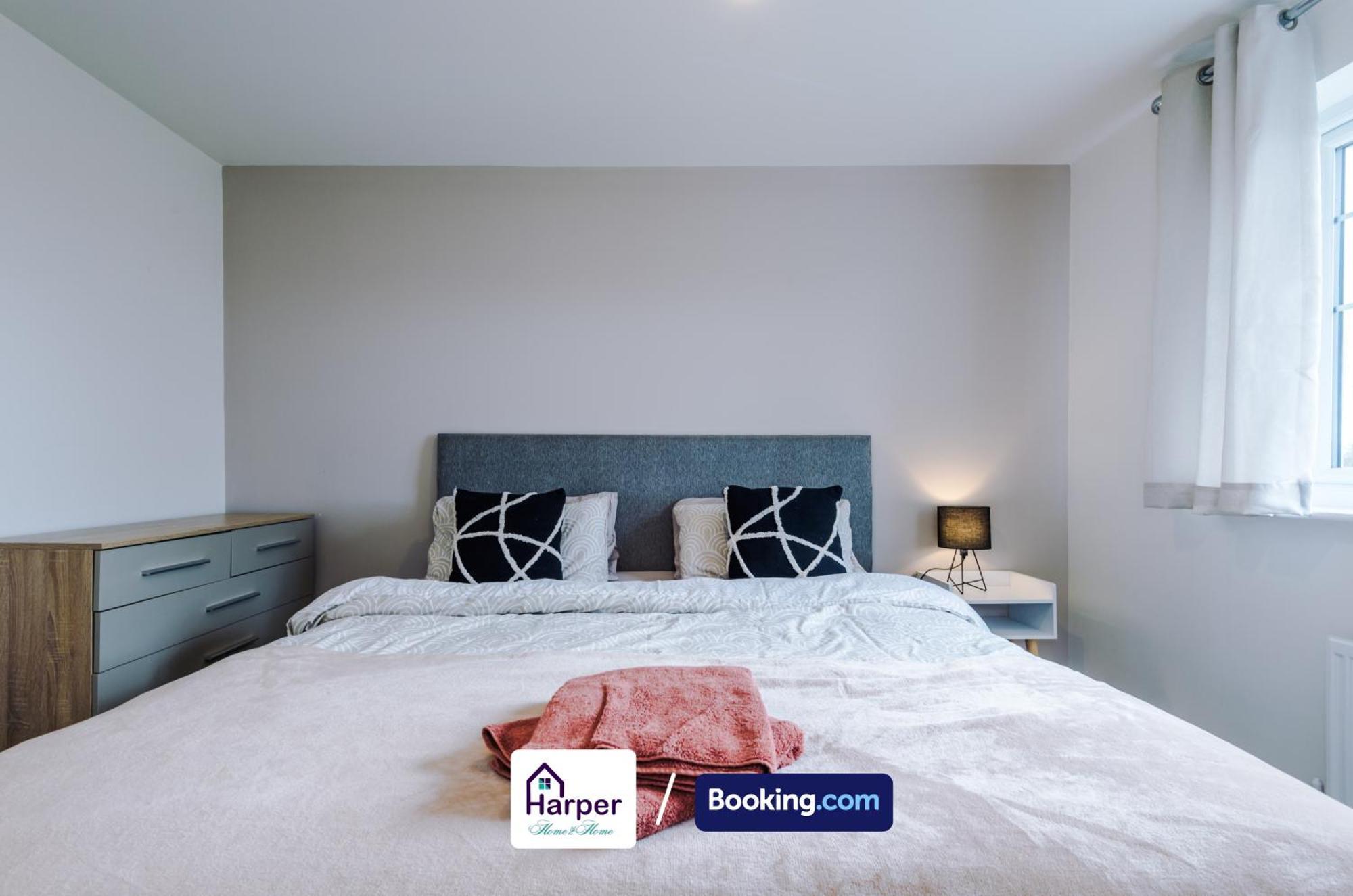 Prime Location 3 Storey By Harperletting Short Lets & Serviced Accommodation Chester With Driveway Long Or Short Stays Hough Green المظهر الخارجي الصورة