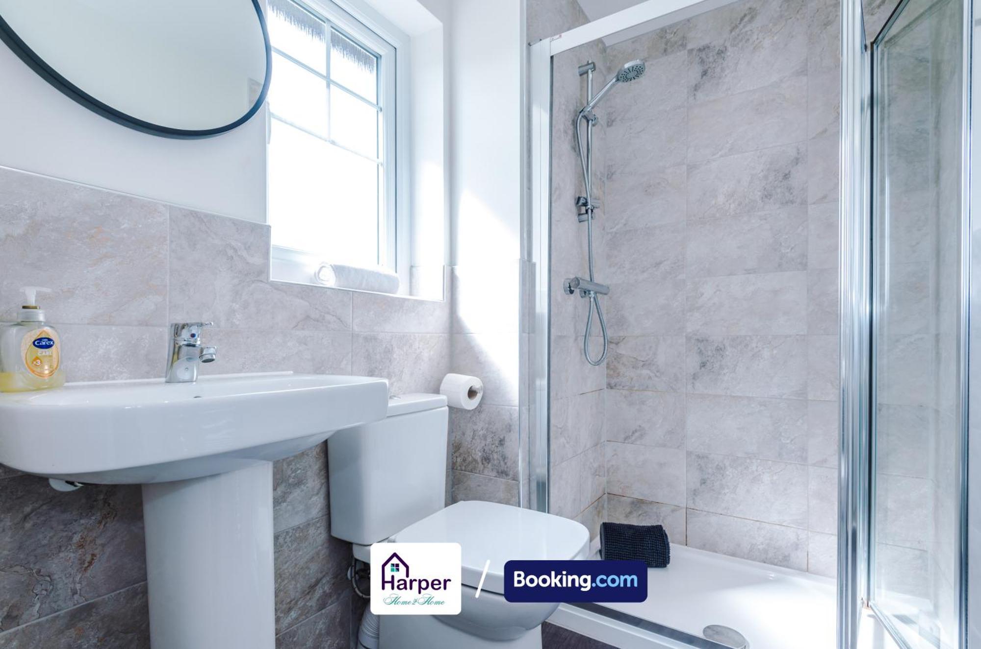 Prime Location 3 Storey By Harperletting Short Lets & Serviced Accommodation Chester With Driveway Long Or Short Stays Hough Green المظهر الخارجي الصورة