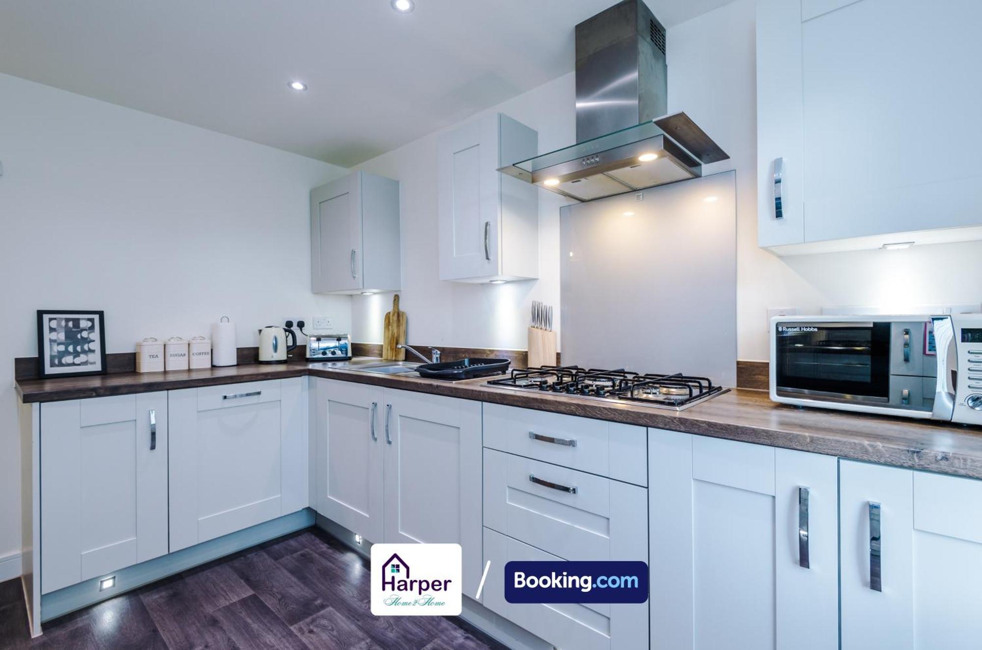 Prime Location 3 Storey By Harperletting Short Lets & Serviced Accommodation Chester With Driveway Long Or Short Stays Hough Green المظهر الخارجي الصورة