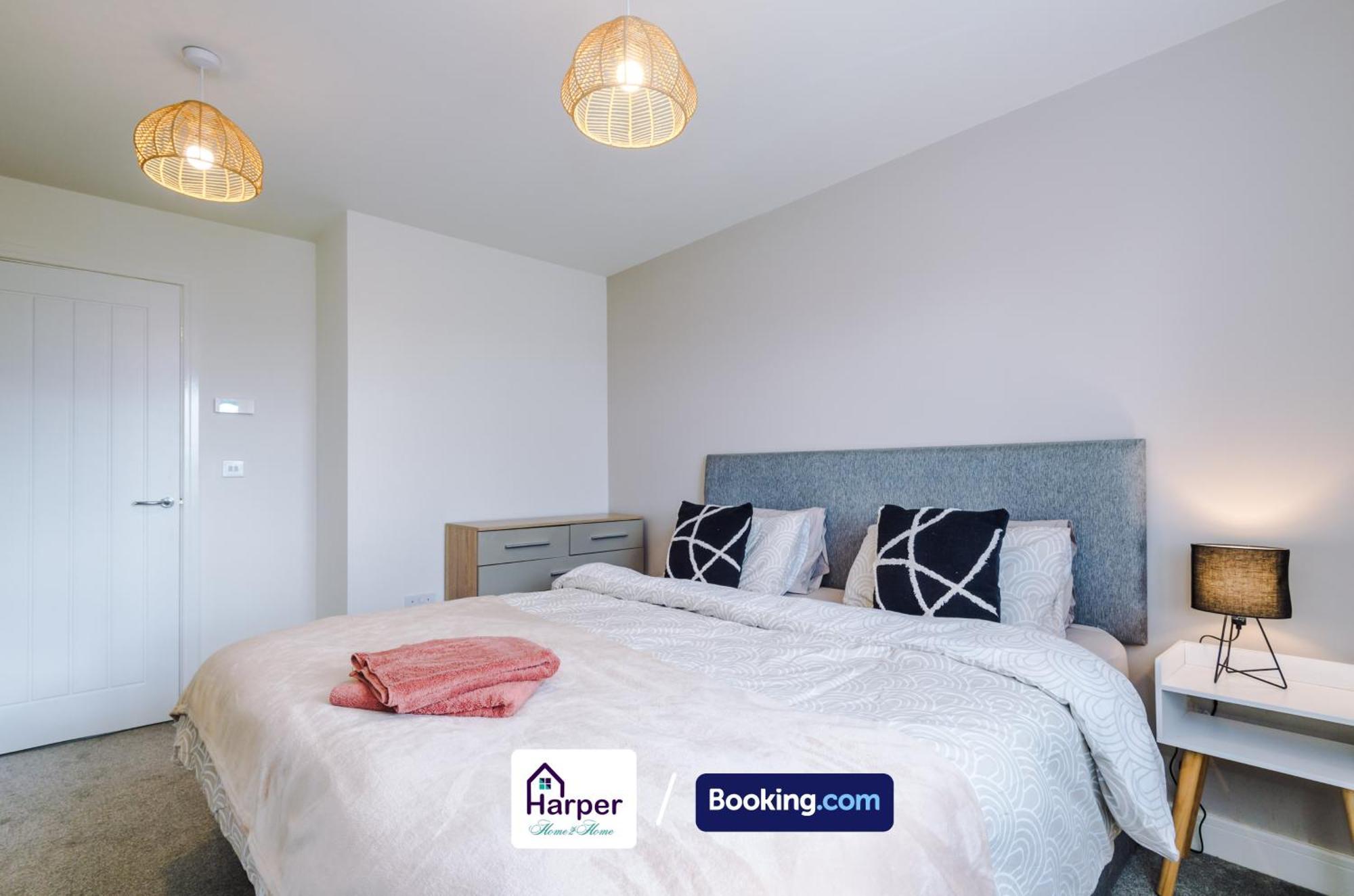 Prime Location 3 Storey By Harperletting Short Lets & Serviced Accommodation Chester With Driveway Long Or Short Stays Hough Green المظهر الخارجي الصورة