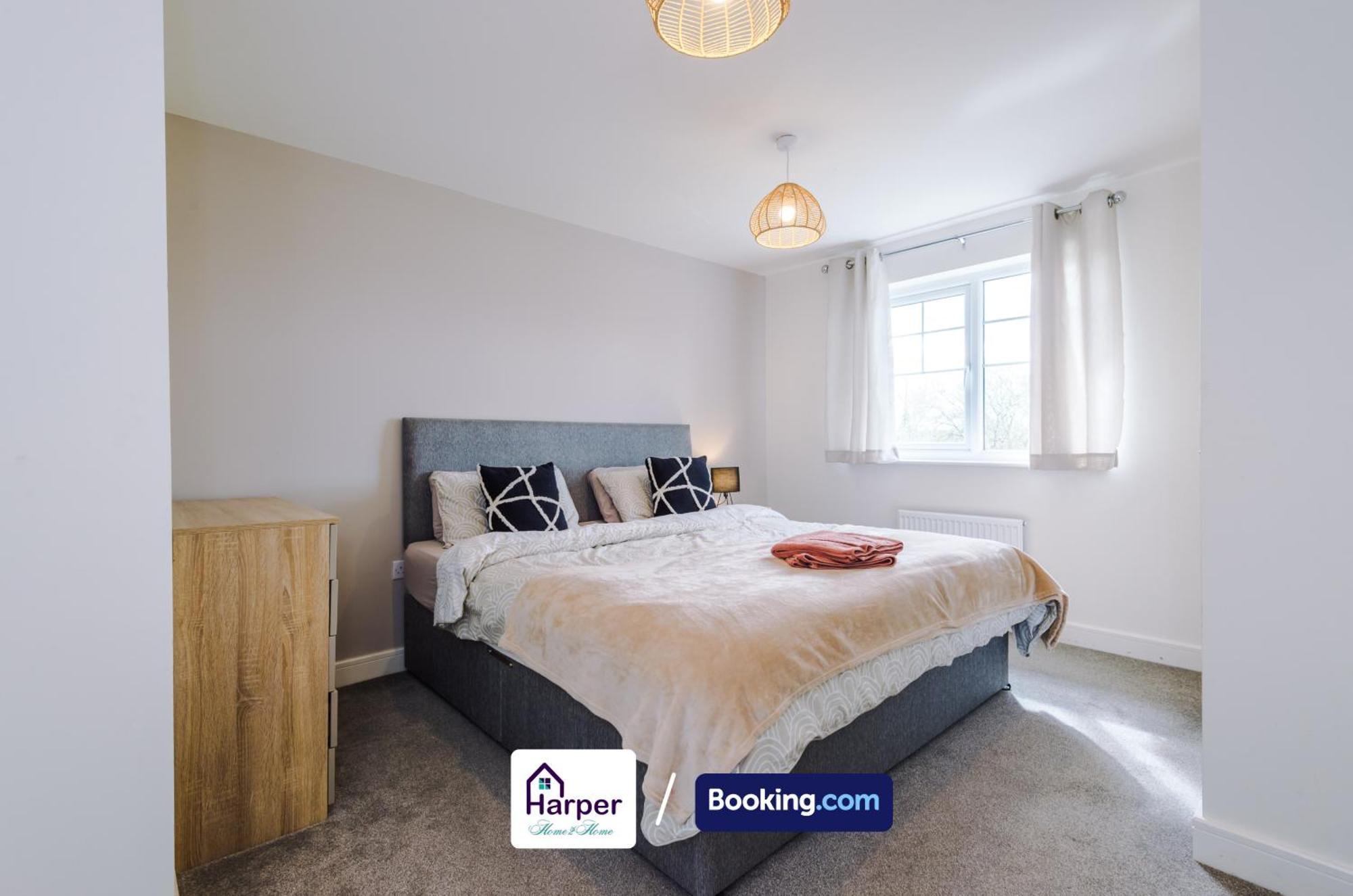 Prime Location 3 Storey By Harperletting Short Lets & Serviced Accommodation Chester With Driveway Long Or Short Stays Hough Green المظهر الخارجي الصورة