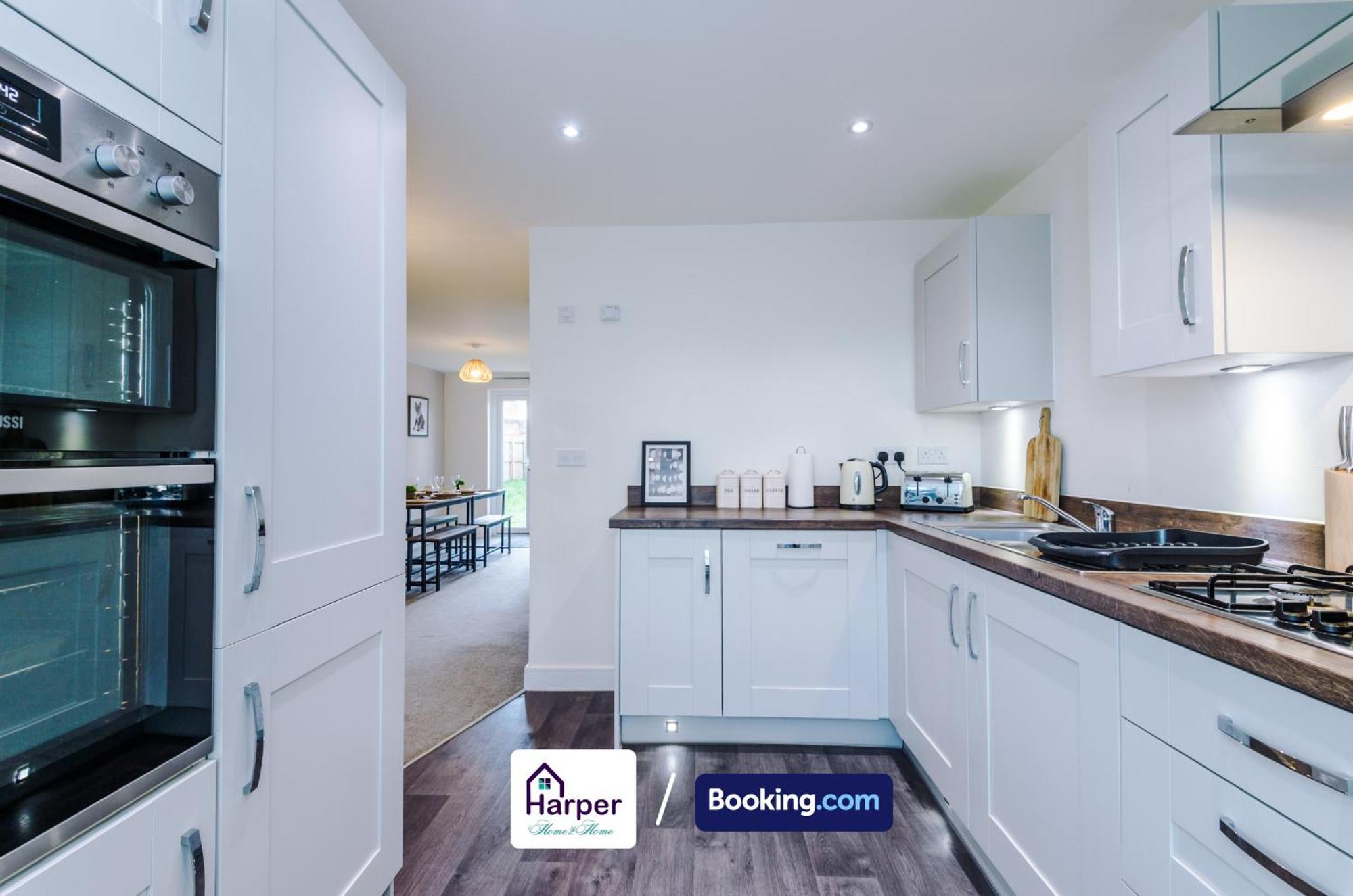 Prime Location 3 Storey By Harperletting Short Lets & Serviced Accommodation Chester With Driveway Long Or Short Stays Hough Green المظهر الخارجي الصورة
