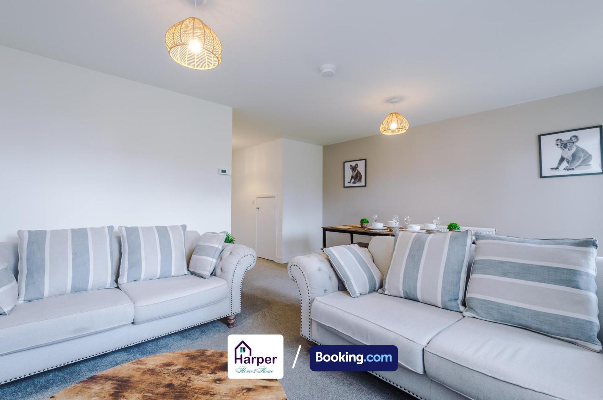 Prime Location 3 Storey By Harperletting Short Lets & Serviced Accommodation Chester With Driveway Long Or Short Stays Hough Green المظهر الخارجي الصورة