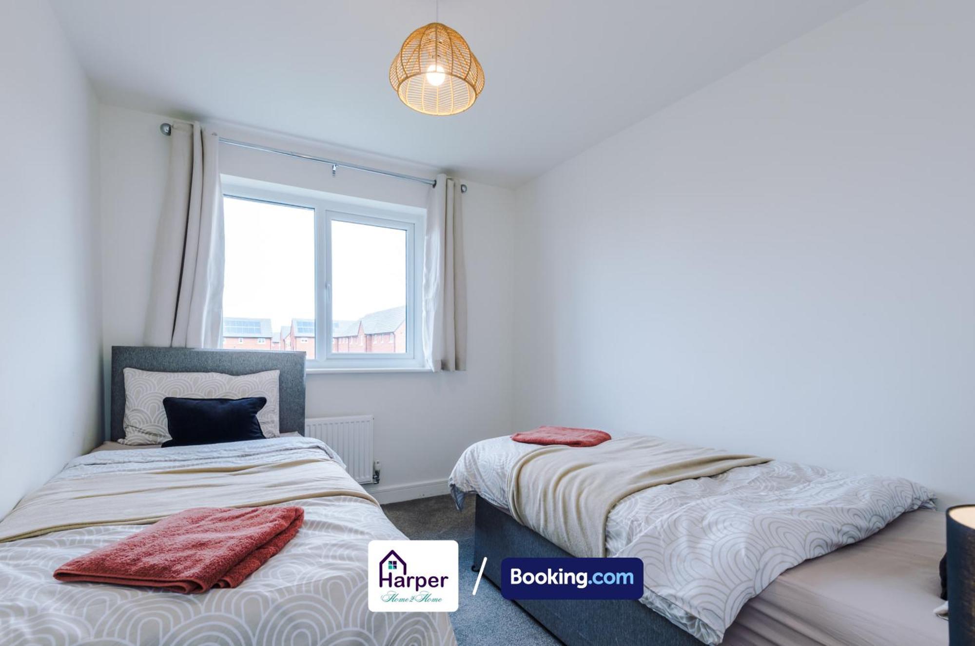 Prime Location 3 Storey By Harperletting Short Lets & Serviced Accommodation Chester With Driveway Long Or Short Stays Hough Green المظهر الخارجي الصورة