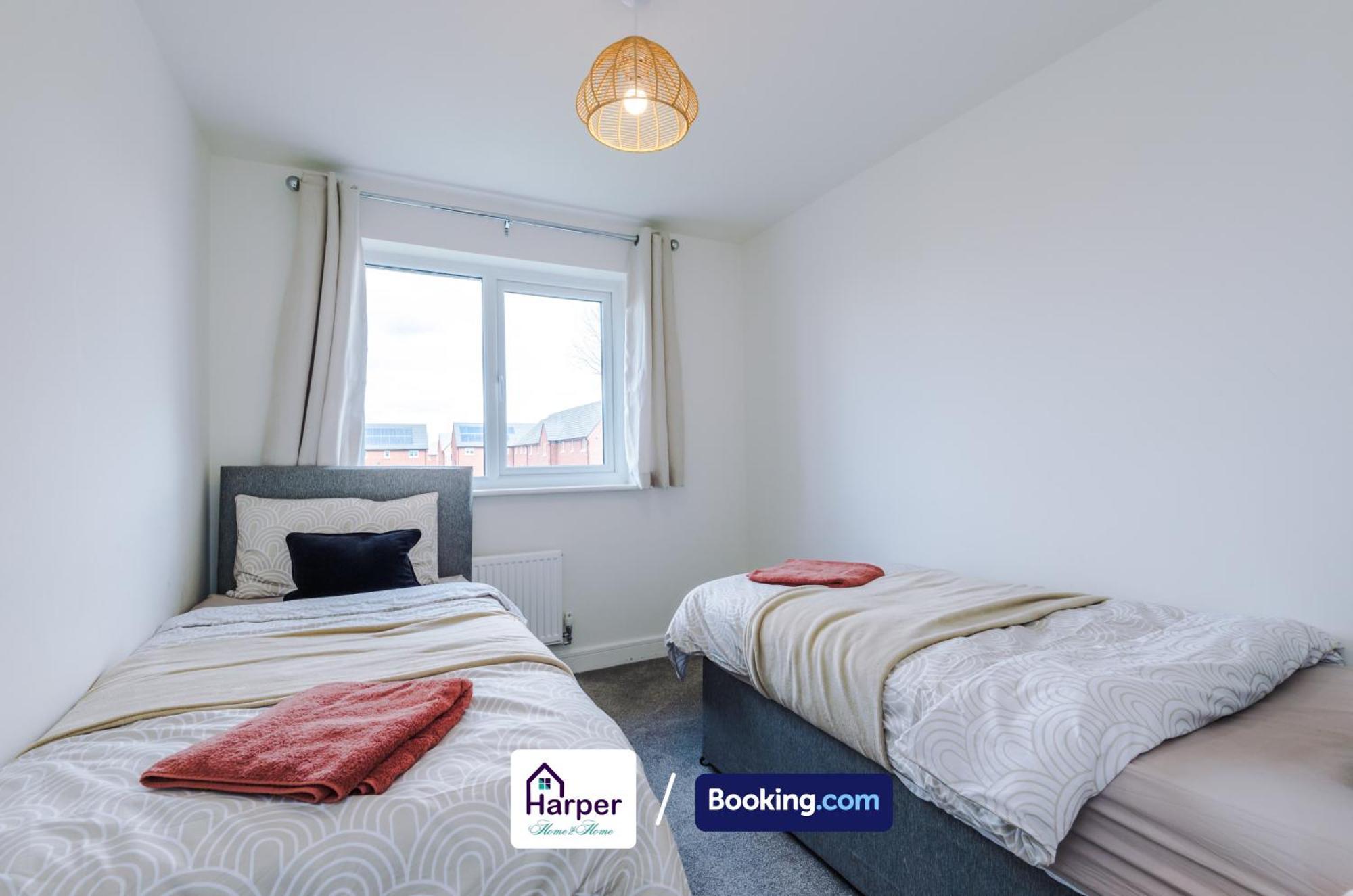 Prime Location 3 Storey By Harperletting Short Lets & Serviced Accommodation Chester With Driveway Long Or Short Stays Hough Green المظهر الخارجي الصورة