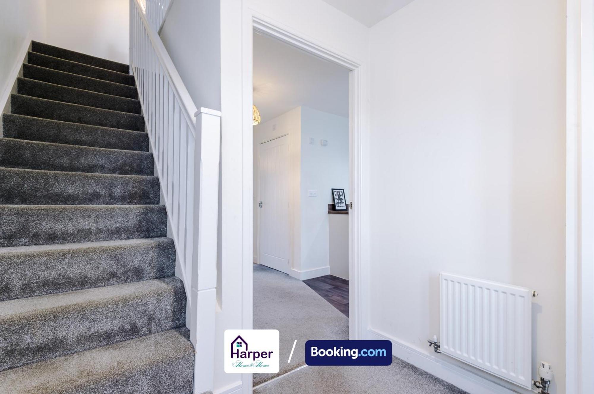 Prime Location 3 Storey By Harperletting Short Lets & Serviced Accommodation Chester With Driveway Long Or Short Stays Hough Green المظهر الخارجي الصورة
