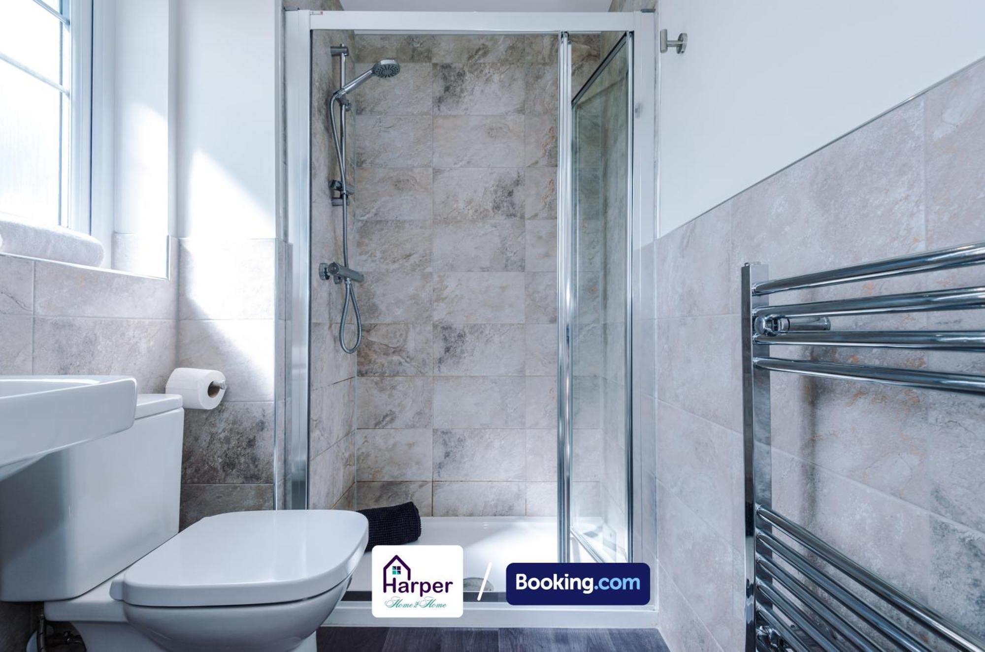 Prime Location 3 Storey By Harperletting Short Lets & Serviced Accommodation Chester With Driveway Long Or Short Stays Hough Green المظهر الخارجي الصورة