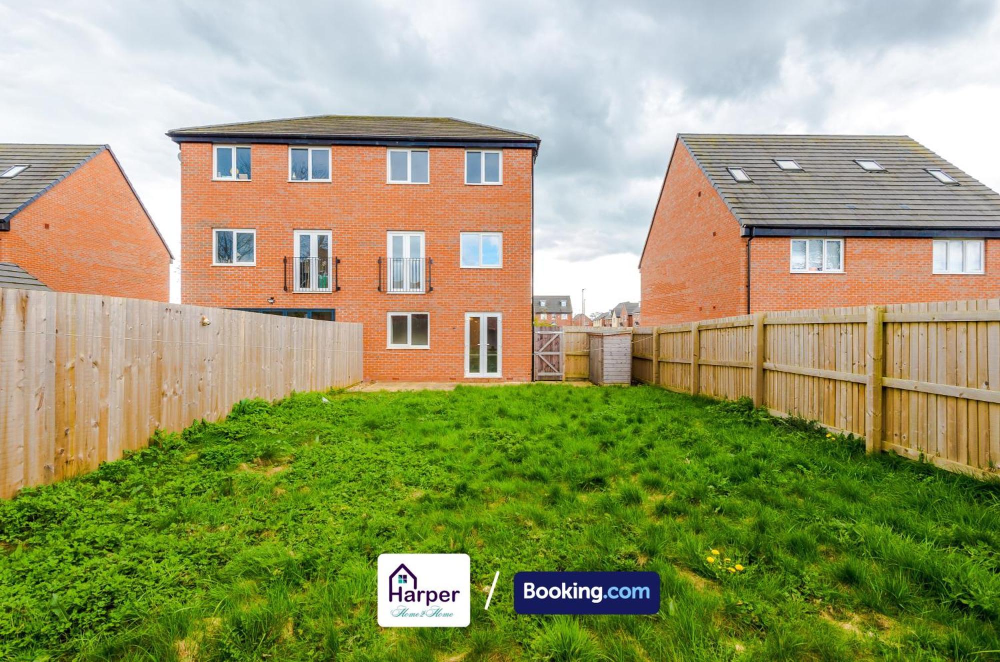 Prime Location 3 Storey By Harperletting Short Lets & Serviced Accommodation Chester With Driveway Long Or Short Stays Hough Green المظهر الخارجي الصورة