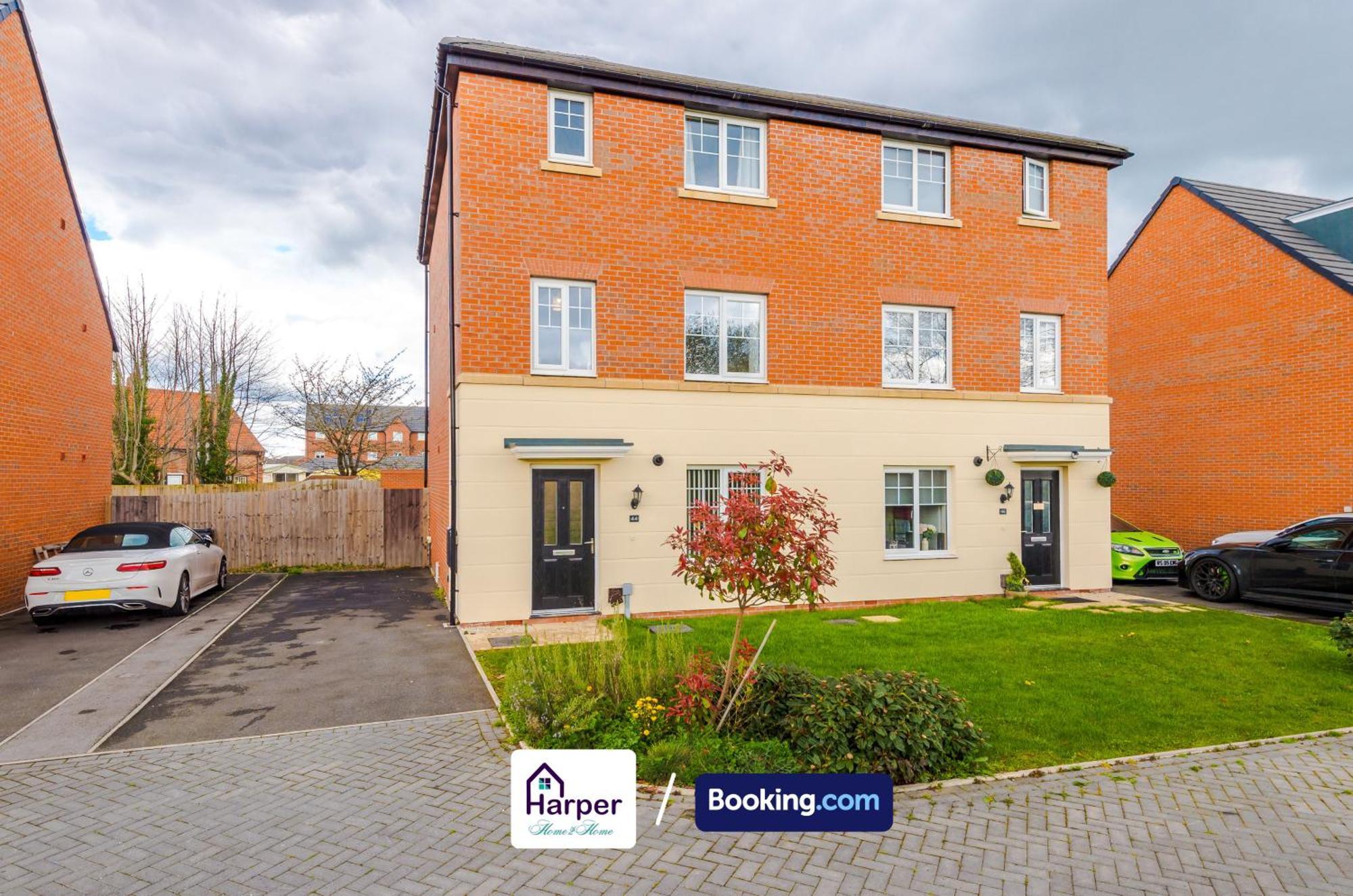 Prime Location 3 Storey By Harperletting Short Lets & Serviced Accommodation Chester With Driveway Long Or Short Stays Hough Green المظهر الخارجي الصورة