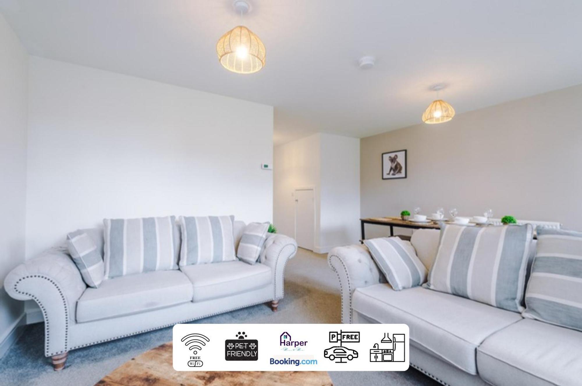 Prime Location 3 Storey By Harperletting Short Lets & Serviced Accommodation Chester With Driveway Long Or Short Stays Hough Green المظهر الخارجي الصورة